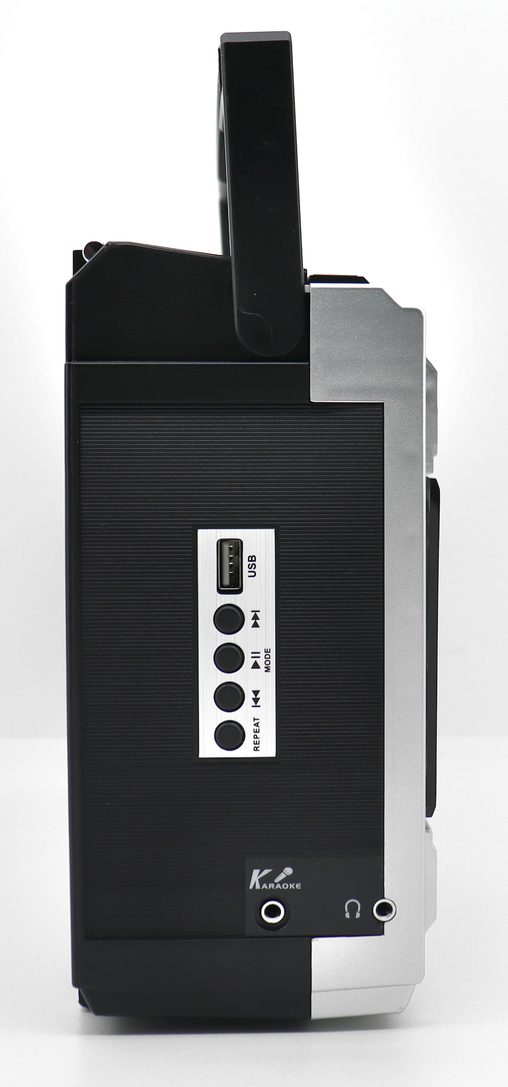 Seitenansicht einer schwarz-silbernen Boombox mit Knöpfen, einem USB-Anschluss und einem Griff. Die Seite der Boombox ist abgebildet.