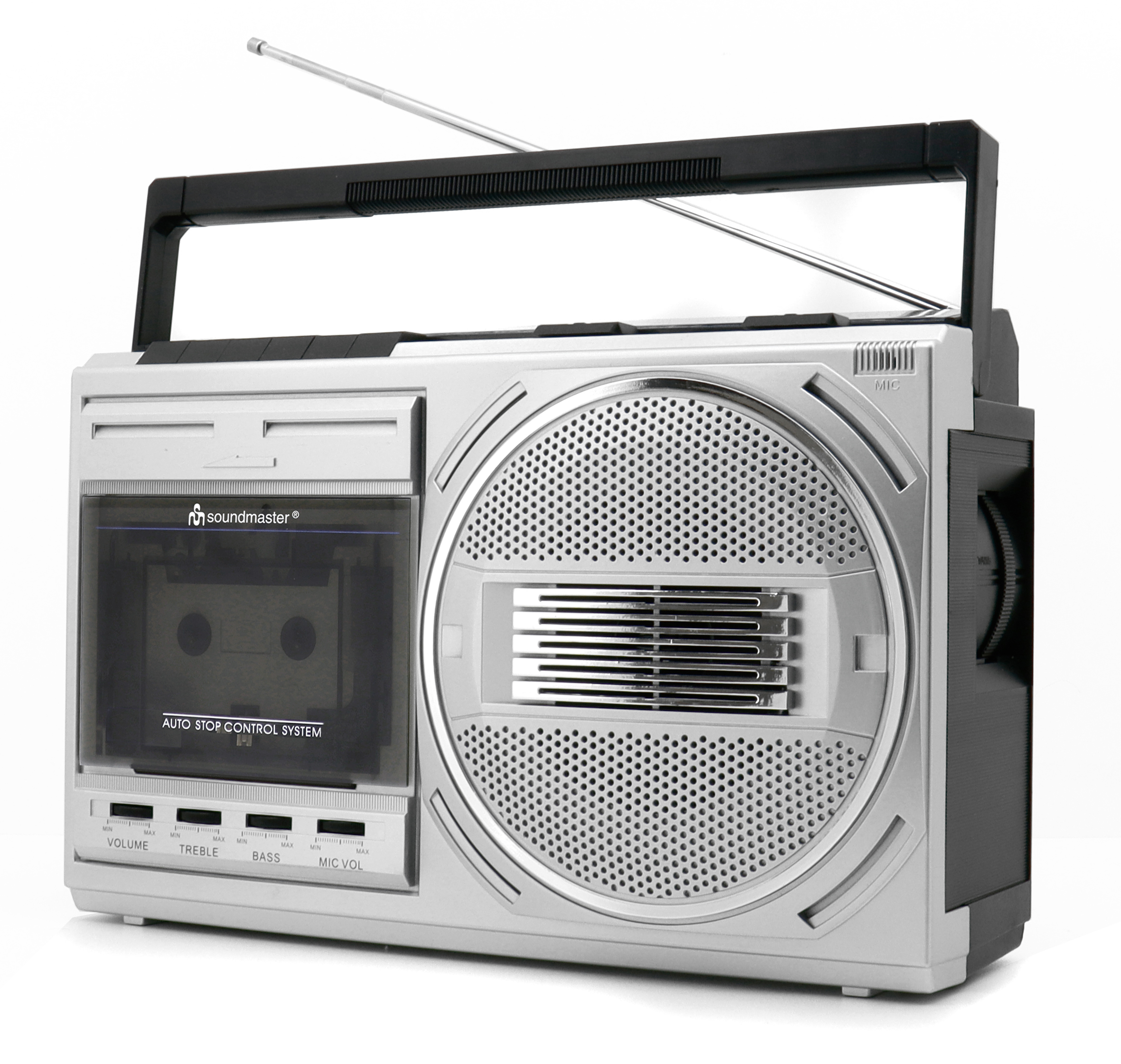 Eine silberne Boombox mit Kassettenspieler, großem Lautsprecher und Antenne. Die Boombox hat mehrere Bedienelemente.