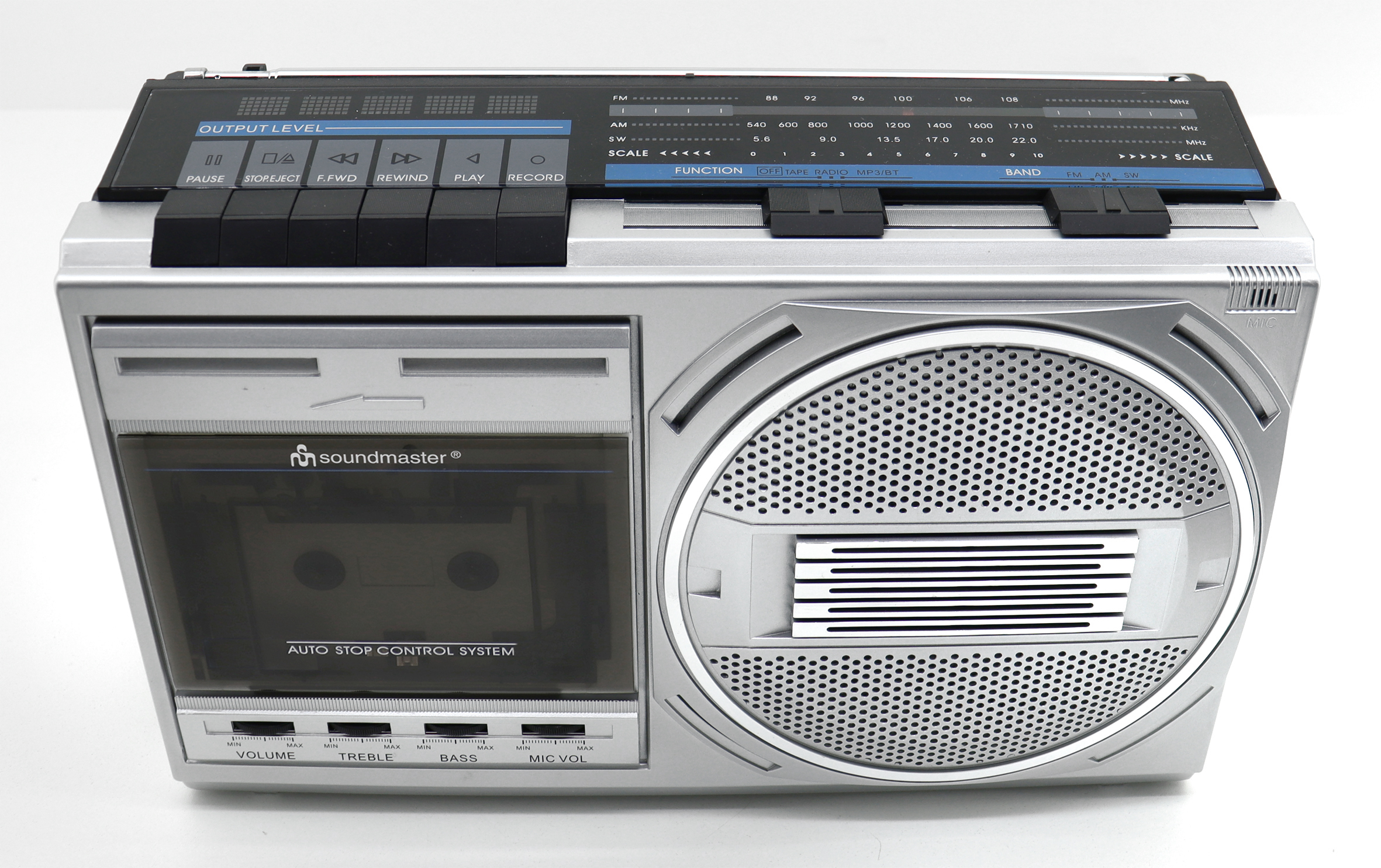 Eine Draufsicht auf eine silberne Boombox mit Knöpfen, einem Kassettenspieler und einem Radiodrehknopf. Das Radio wird gezeigt.