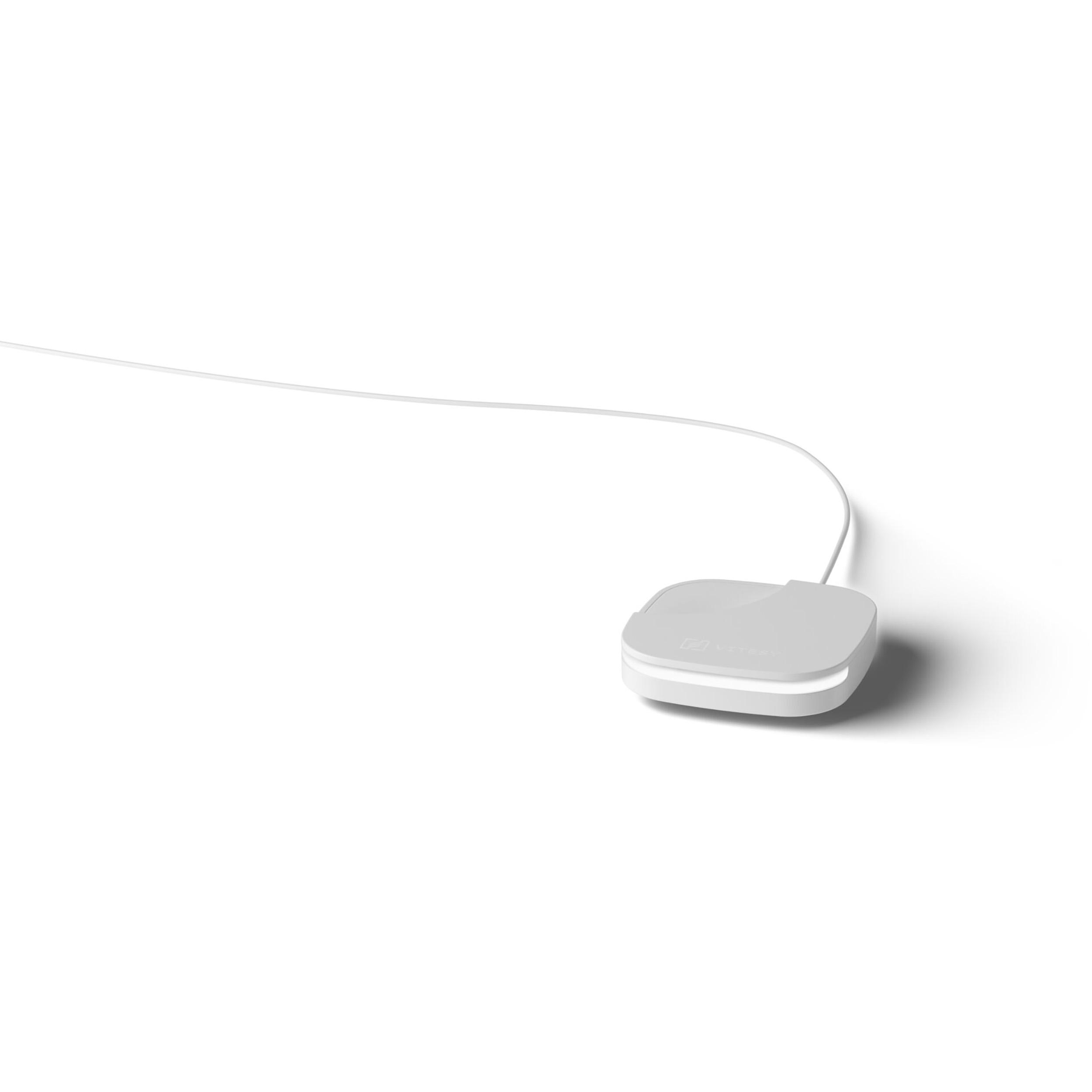Ein weißes quadratisches Gerät mit einem weißen Kabel. Das Gerät befindet sich auf weißem Hintergrund.