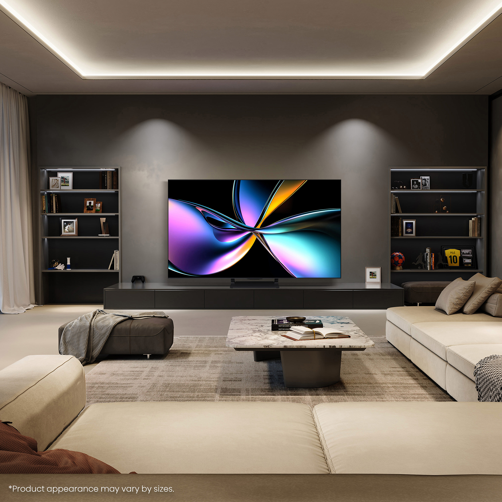 Modern nappali nagy TV-vel, absztrakt művészetet mutat, sötét konzolon, világos kanapéval.