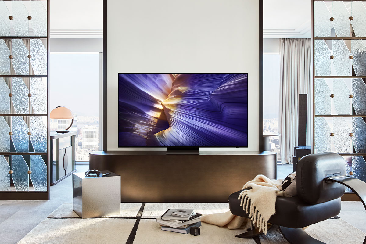 Soggiorno con TV che mostra un'immagine colorata.