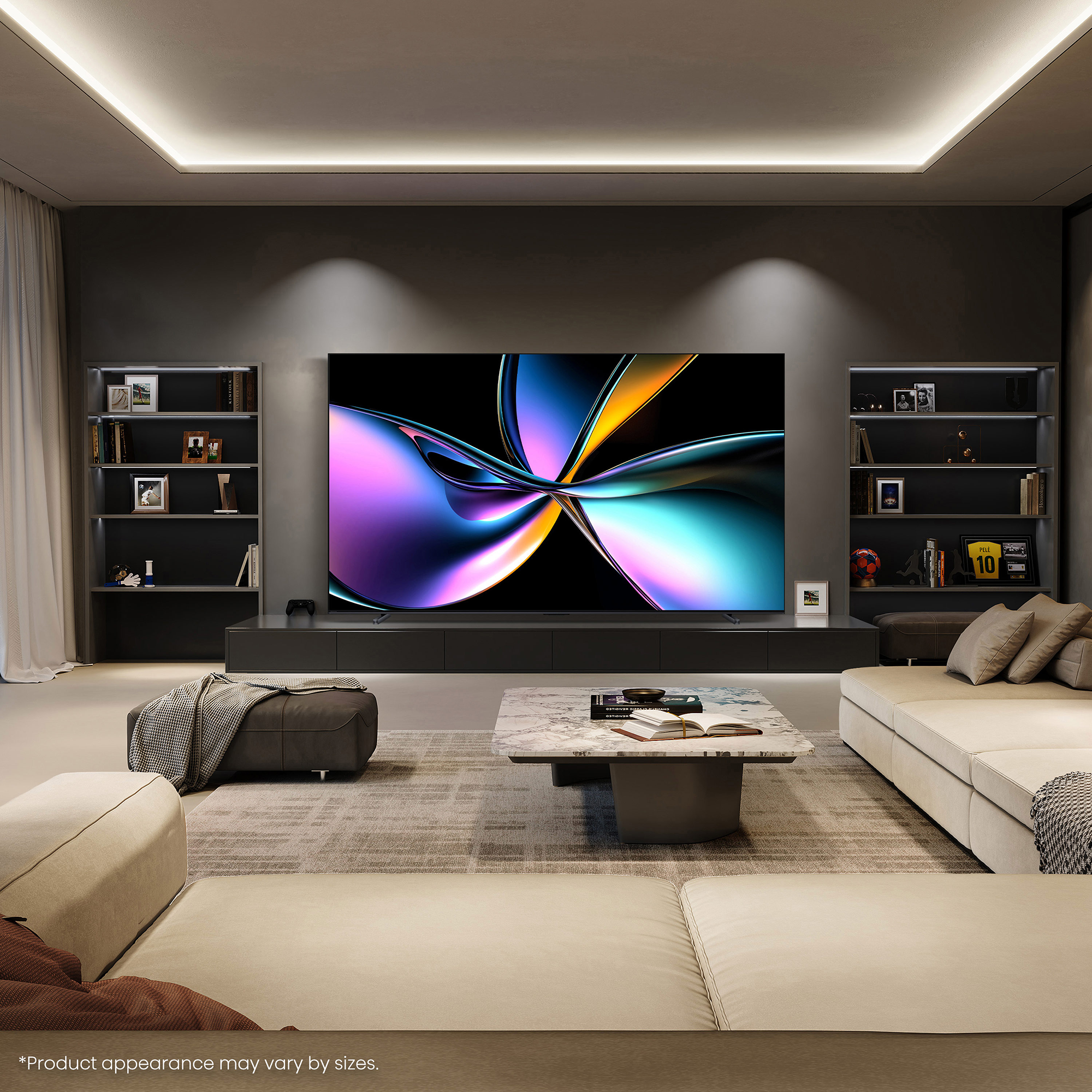 Ein modernes Wohnzimmer mit großem Fernseher auf einer schwarzen Wandeinheit, Sofas und einem Teppich.
