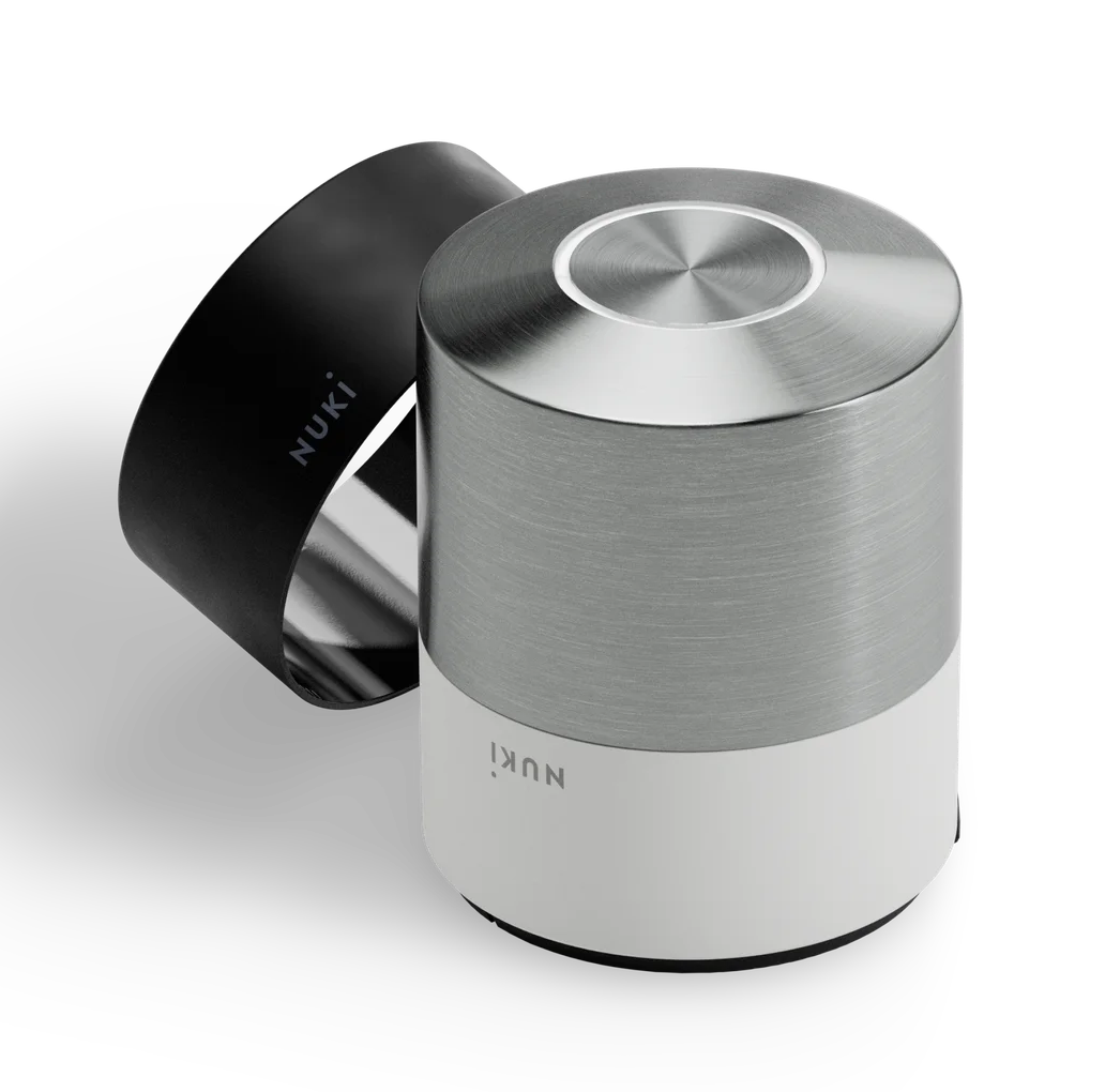 Ein silbernes und weißes Smart Lock, mit schwarzem Band, NUKI-Marke.