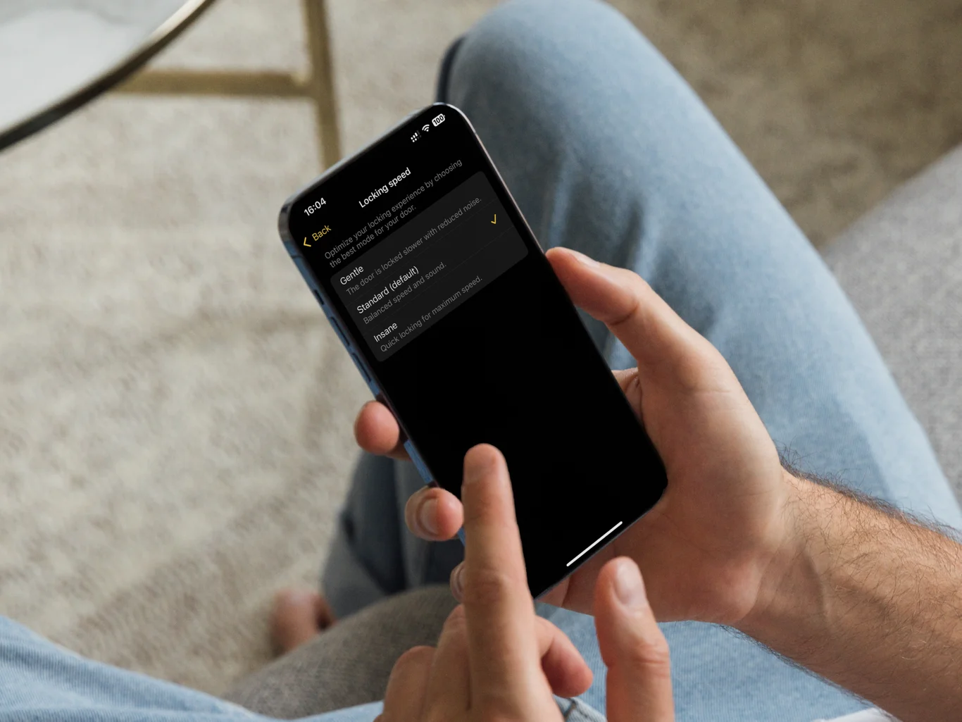 Person hält Smartphone mit Optionen zur Sperrgeschwindigkeit.