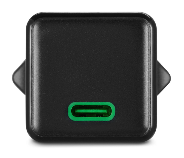 Czarna kwadratowa ładowarka z zielonym portem USB-C.