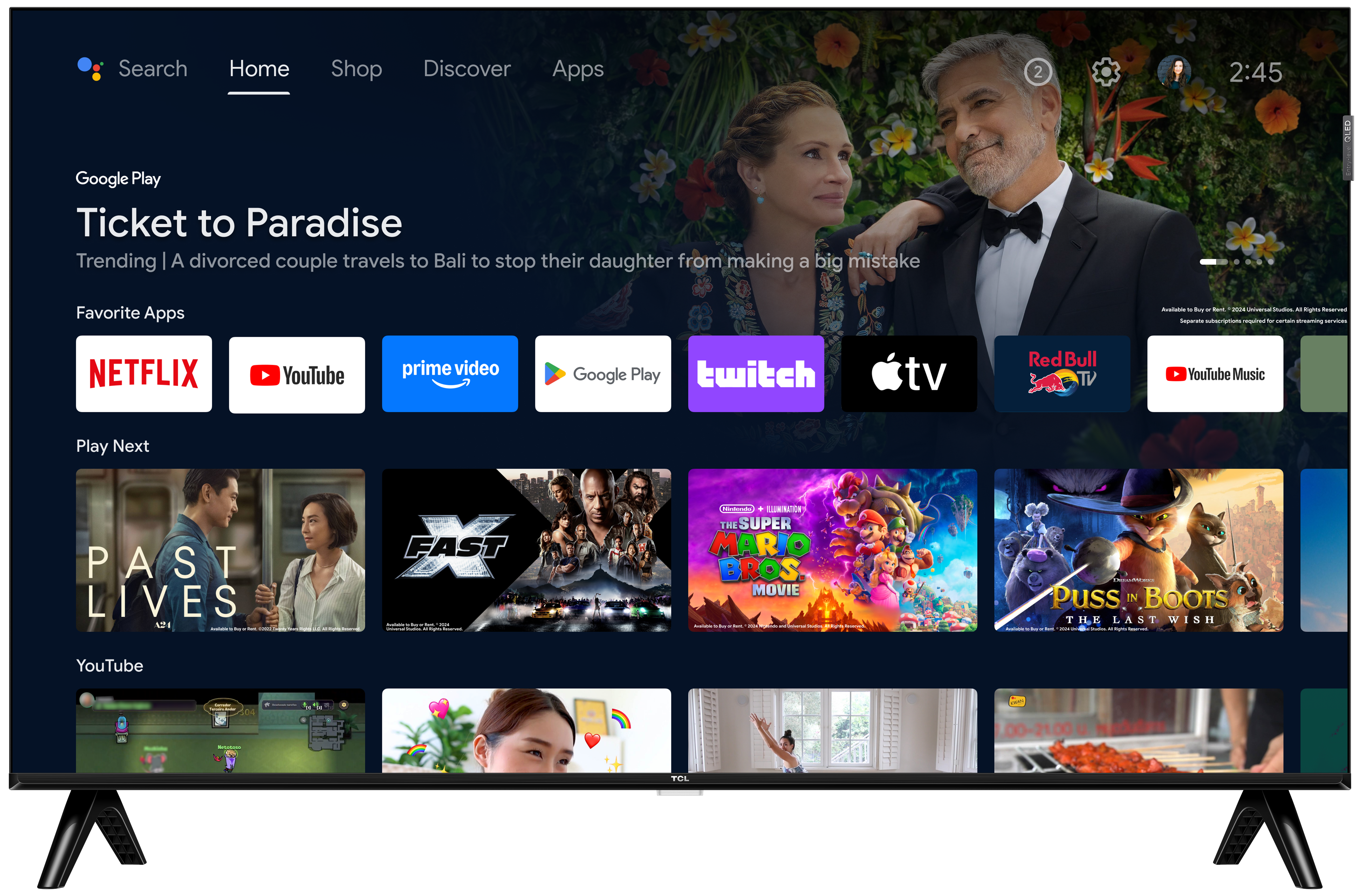 Ein TCL-Fernseher zeigt eine Google Play-Oberfläche. Der Film "Ticket to Paradise" wird vorgestellt, mit App-Symbolen wie Netflix und YouTube.