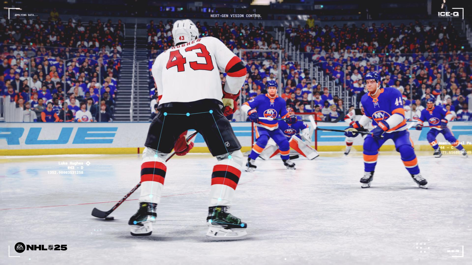 Eishockey-Spielszene. Ein Spieler in weißem Trikot mit der Nummer 43 läuft auf das Tor zu.