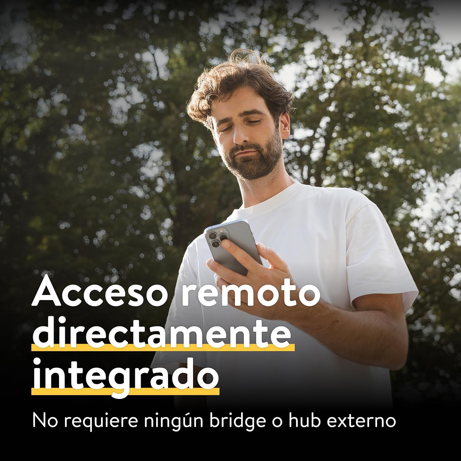 Un hombre usando un teléfono. Texto: "Acceso remoto directamente integrado. No requiere bridge ni hub externo."