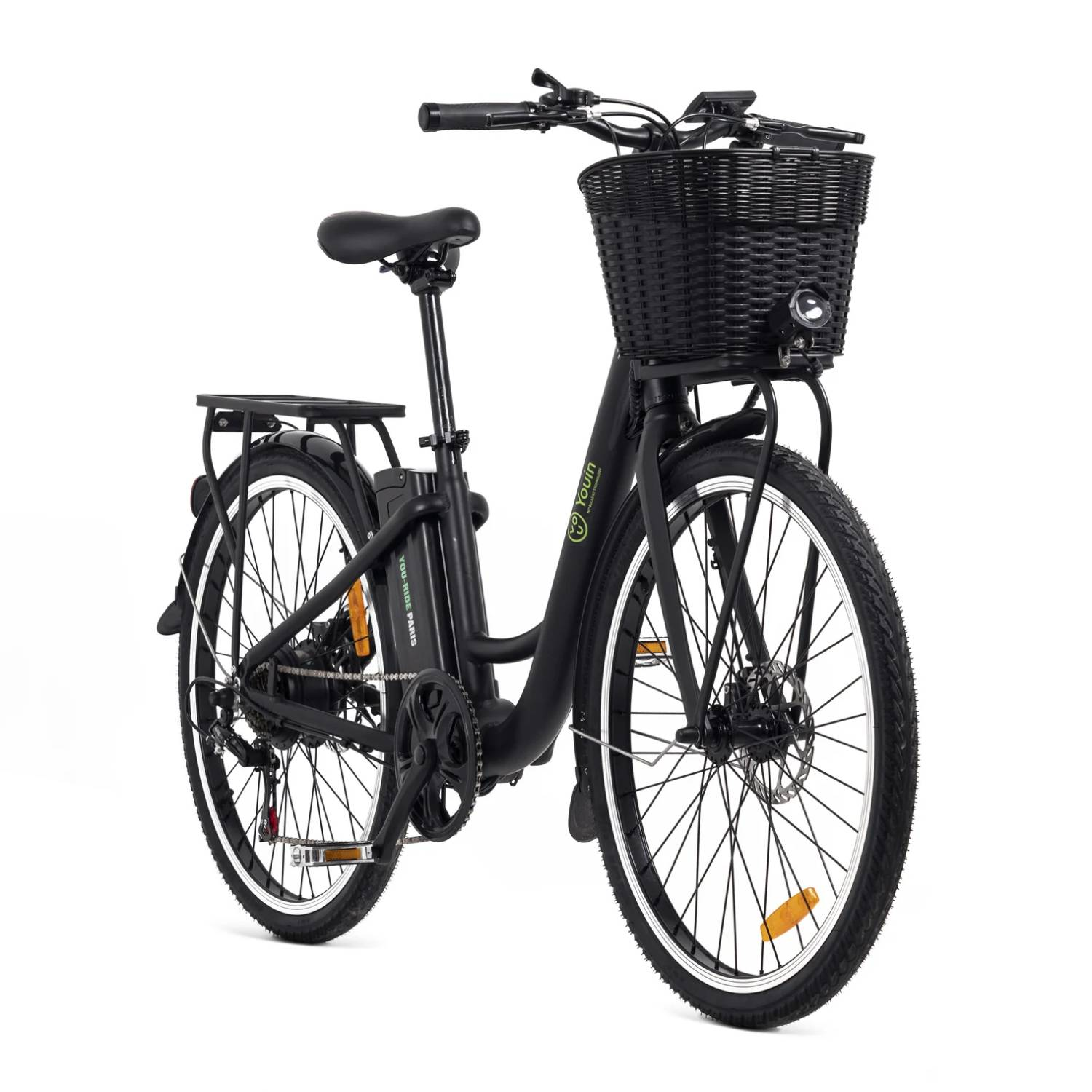 Una bicicleta eléctrica negra con cesta, sobre fondo blanco. Vista frontal. La bicicleta tiene un diseño elegante.