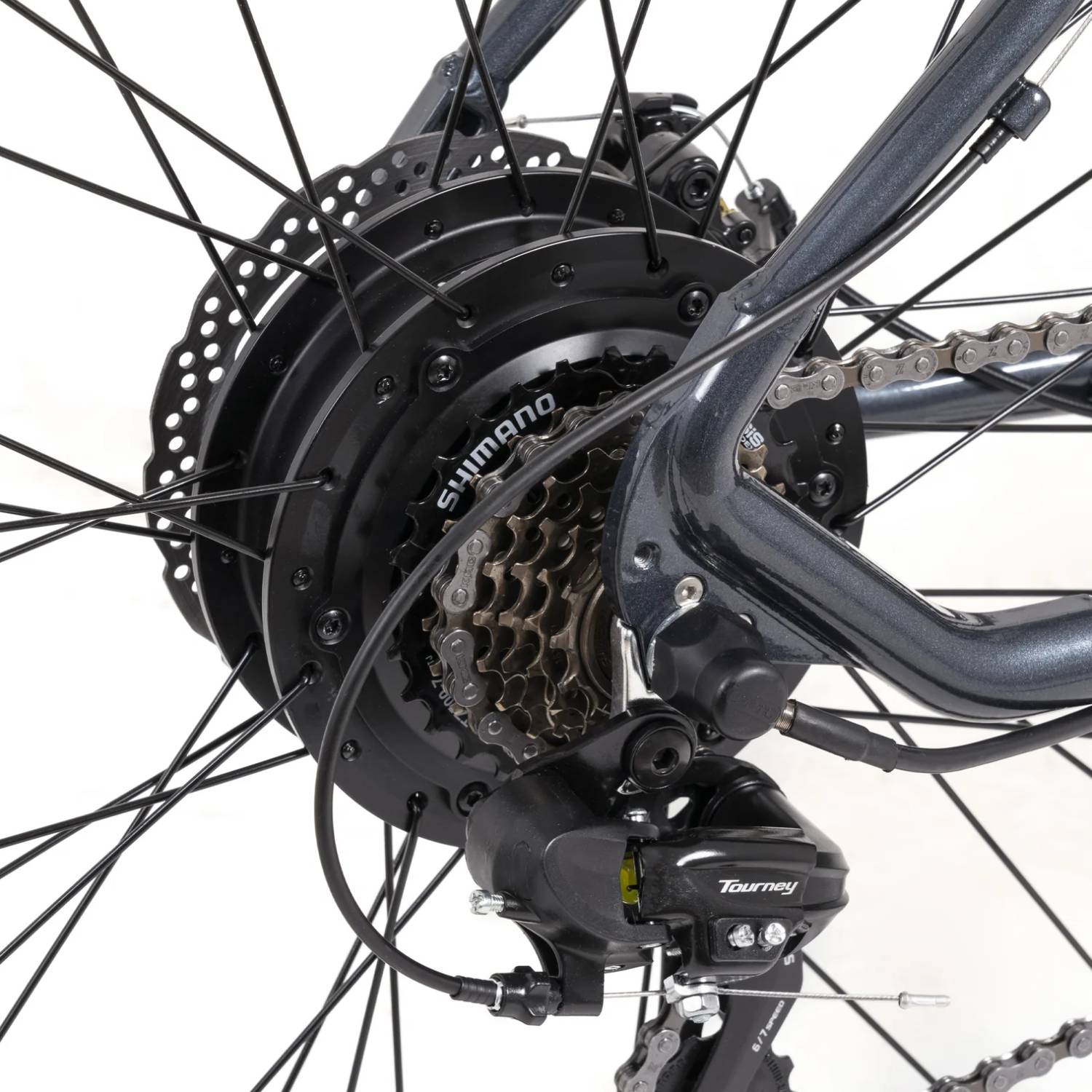 Rueda trasera de bicicleta con componentes Shimano.