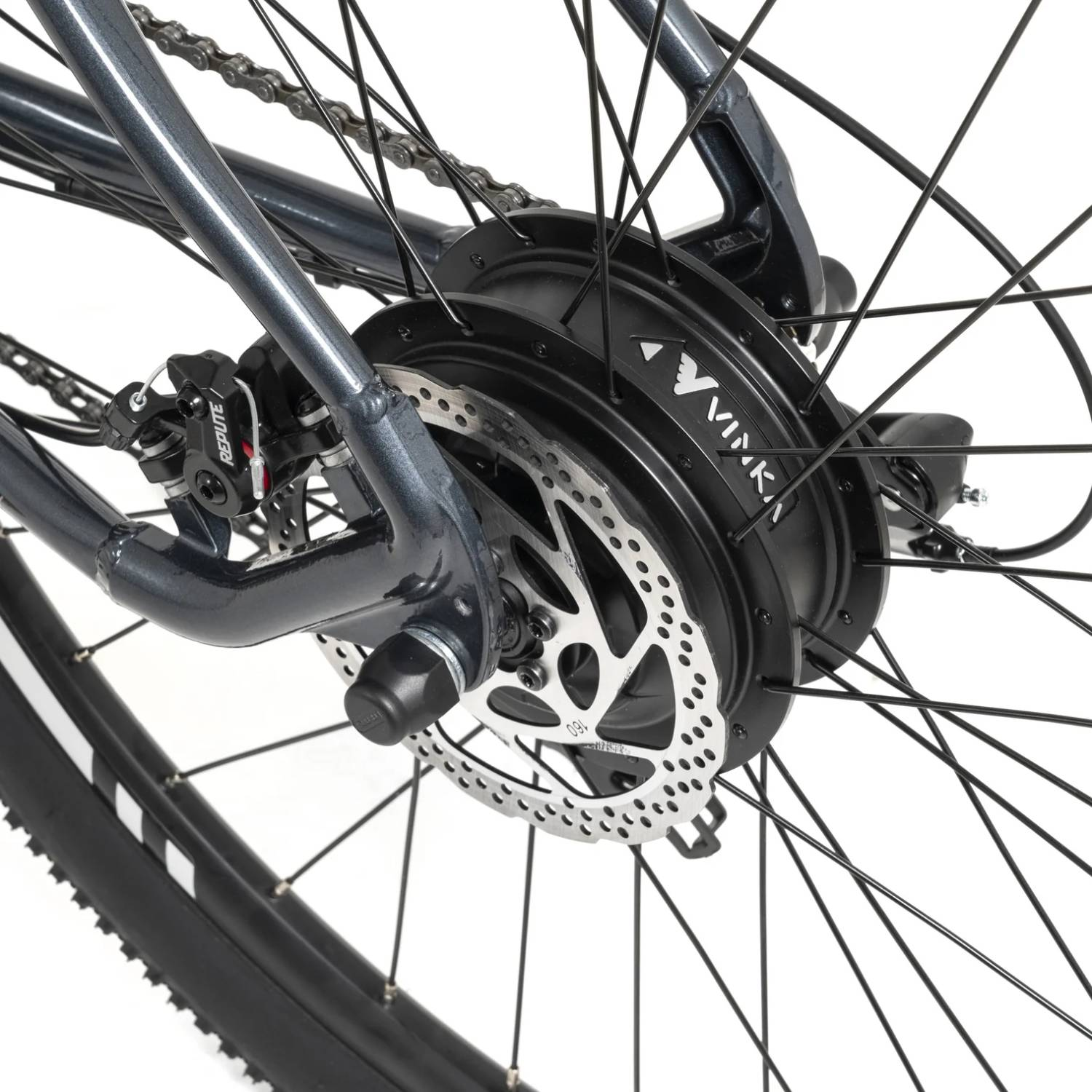 La rueda trasera de una bicicleta, con freno de disco y un buje negro.