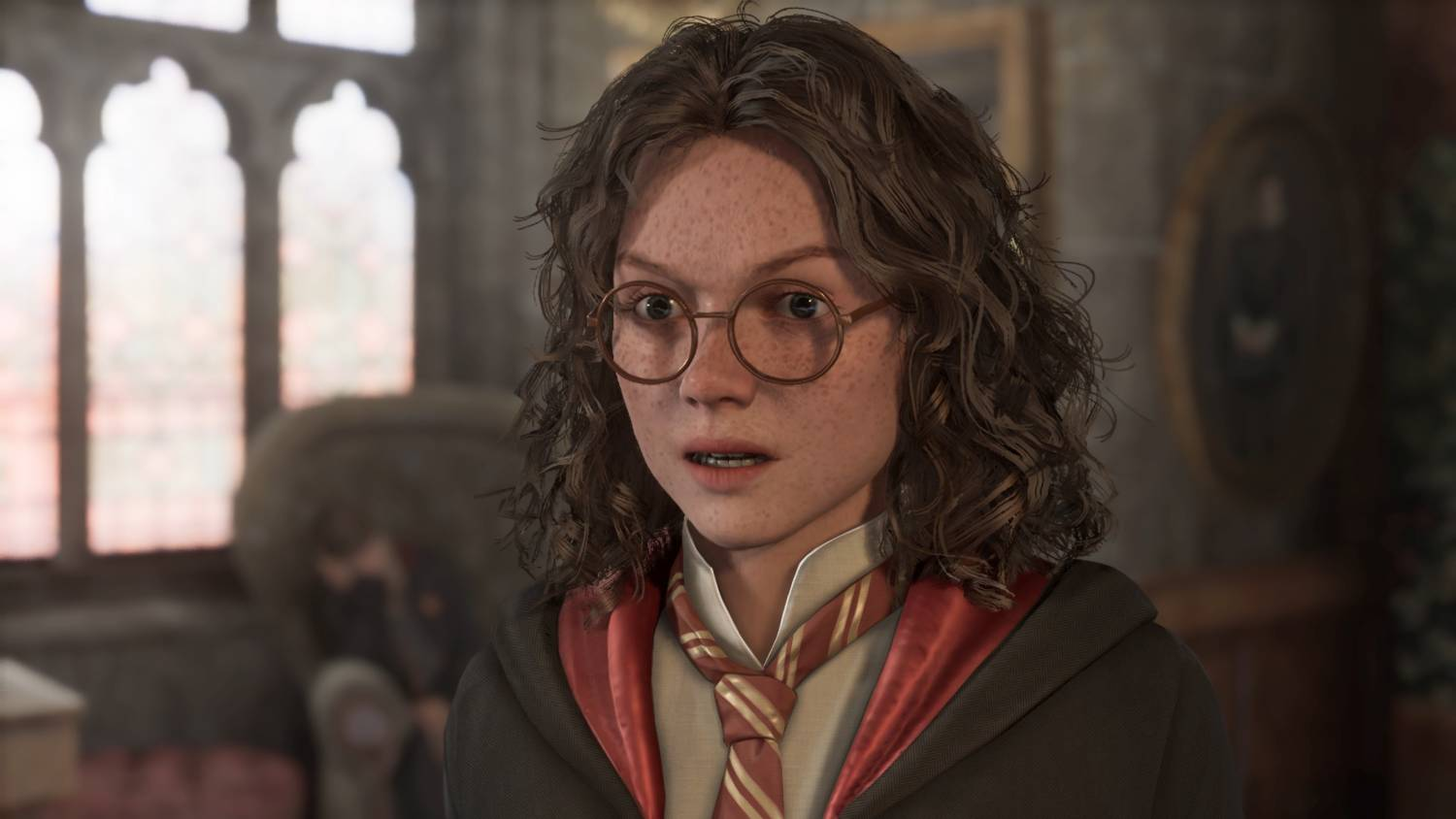 Una joven con gafas y cabello rizado mirando hacia adelante.
