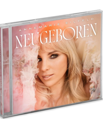 CD-Cover: Anne-Marie Eilfeld Album 'Neugeboren'. Blonde Frau, blumiger Hintergrund, weiche Farben. CD-Hülle in Perspektive.