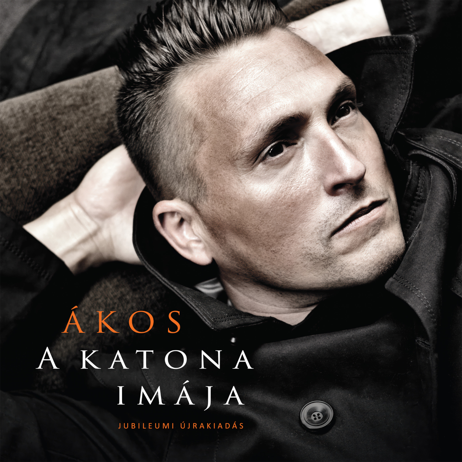 Ákos album borítója. Egy fekete kabátos férfi felfelé néz. A szöveg narancssárga.
