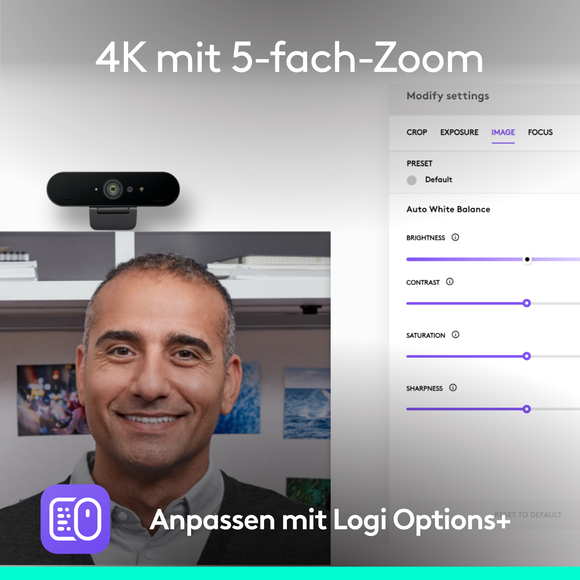 Mann mit Kopfhörern lächelt, Kamera-Rahmen um ihn. Hintergrund ist unscharf, neutrale Farbe.