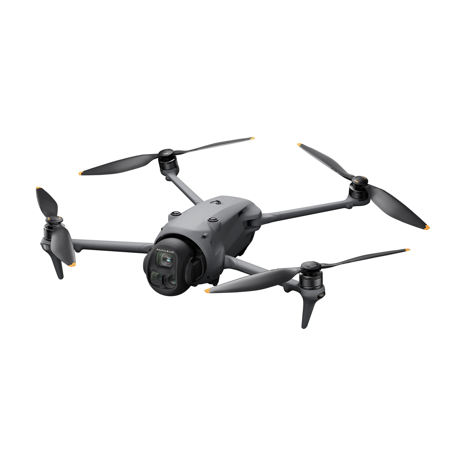 Drone con accessori, sfondo bianco.