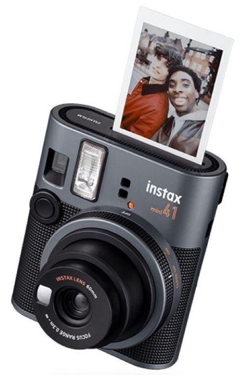 Aparat Instax Mini 41, wyrzucający zdjęcie. Ciemnoszary z czarnymi akcentami. Zdjęcie z dwiema osobami.