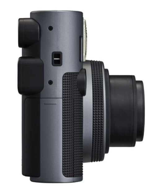 Aparat Instax Mini 41, ciemnoszary z czarnymi akcentami. Widok z boku, pokazujący obiektyw i elementy sterujące.