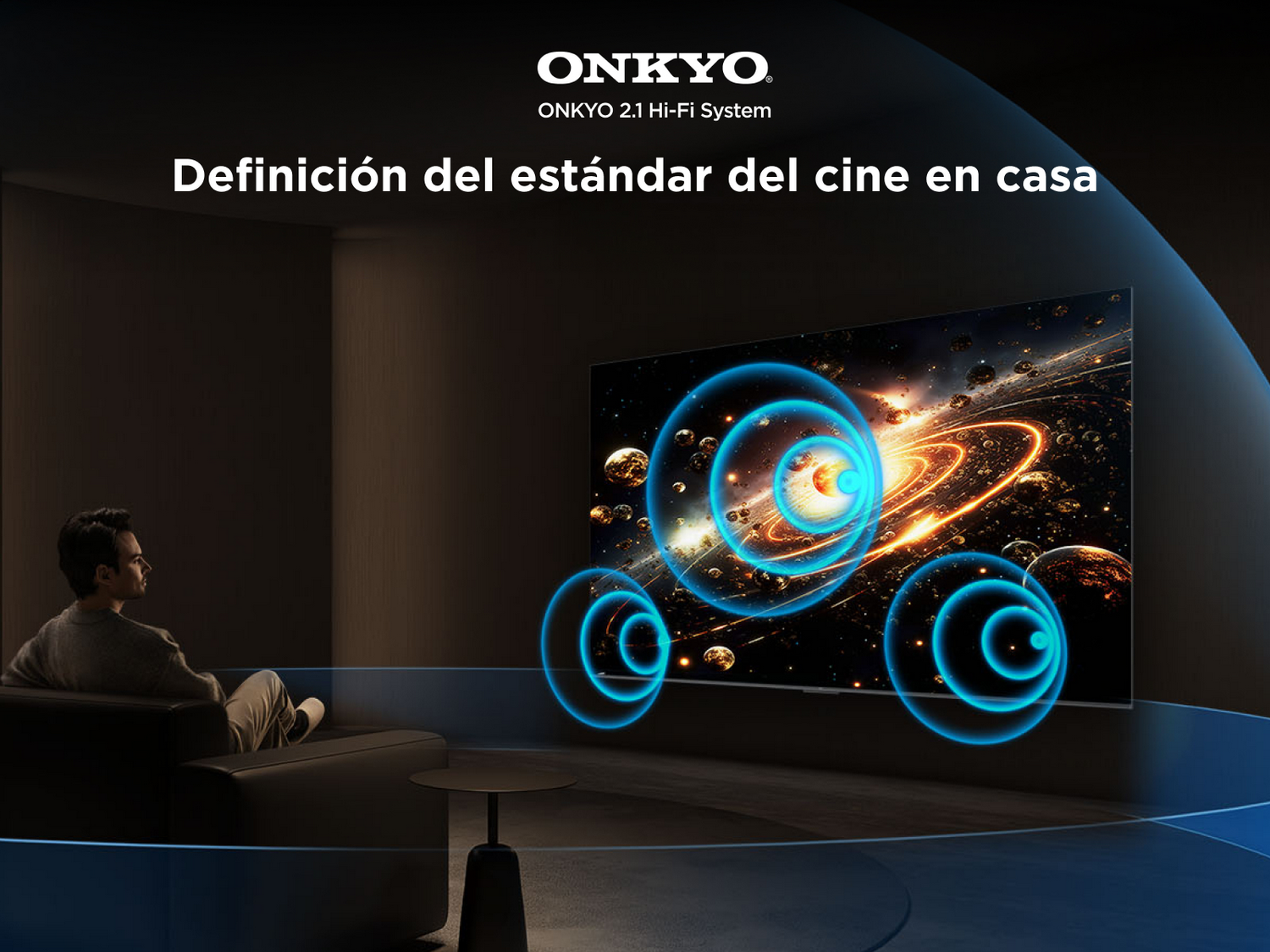 Hombre viendo la televisión en una habitación oscura. TV muestra imagen abstracta.