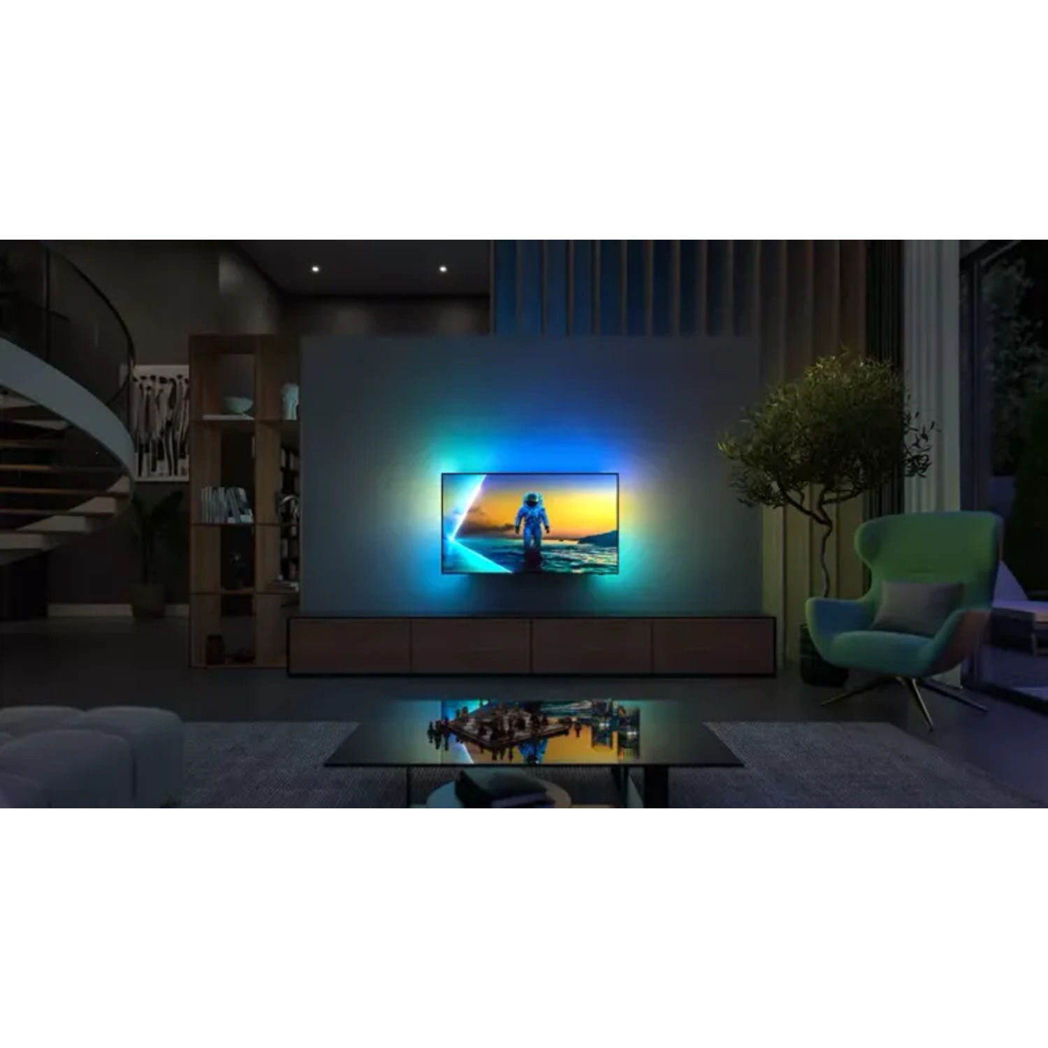 Woonkamer met een Philips tv die een scène toont, bank, salontafel en een groene fauteuil.