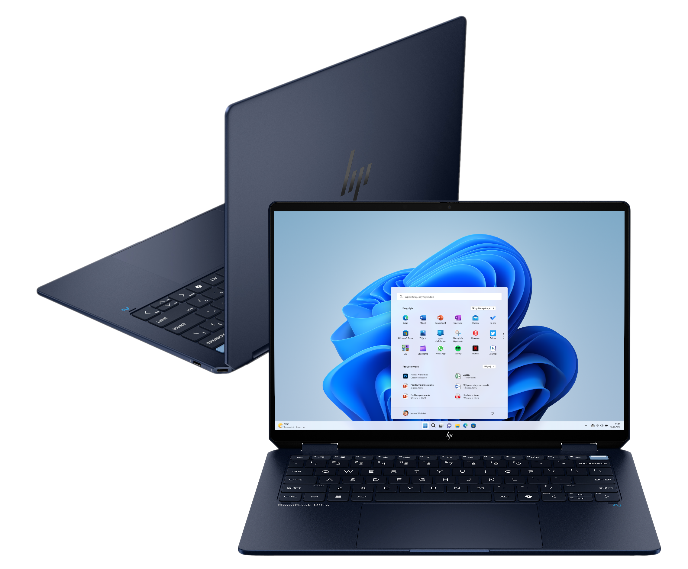 Ciemnoniebieski laptop otwarty, pokazujący Windows, z innym laptopem z tyłu. Oba na białym tle.