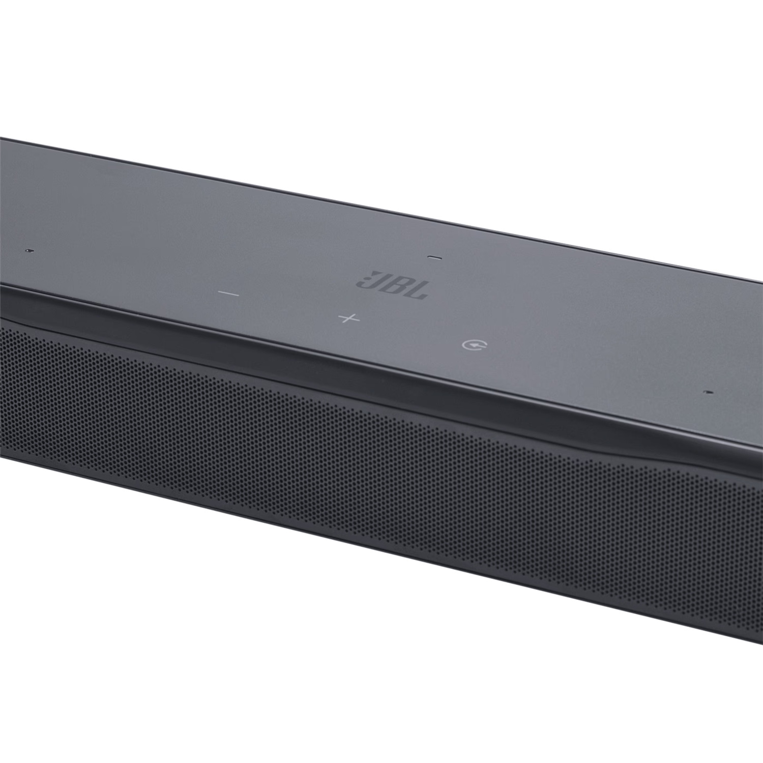 Gros plan sur le dessus d'une barre de son noire. Logo JBL et boutons de commande visibles.