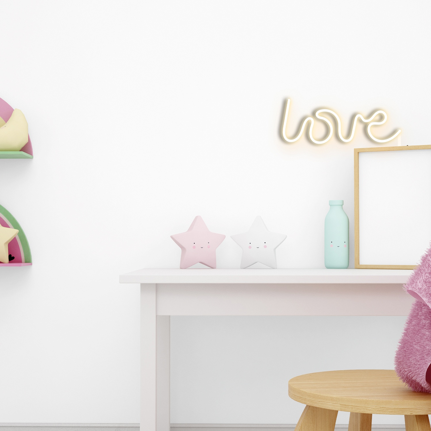 Stanza bianca con tavolo, luci a stella, un'immagine incorniciata e un'insegna al neon 'love'.