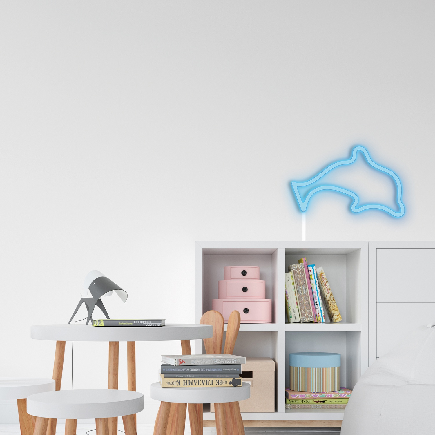 Una cameretta con un'insegna al neon a forma di delfino, libri e giocattoli sugli scaffali.