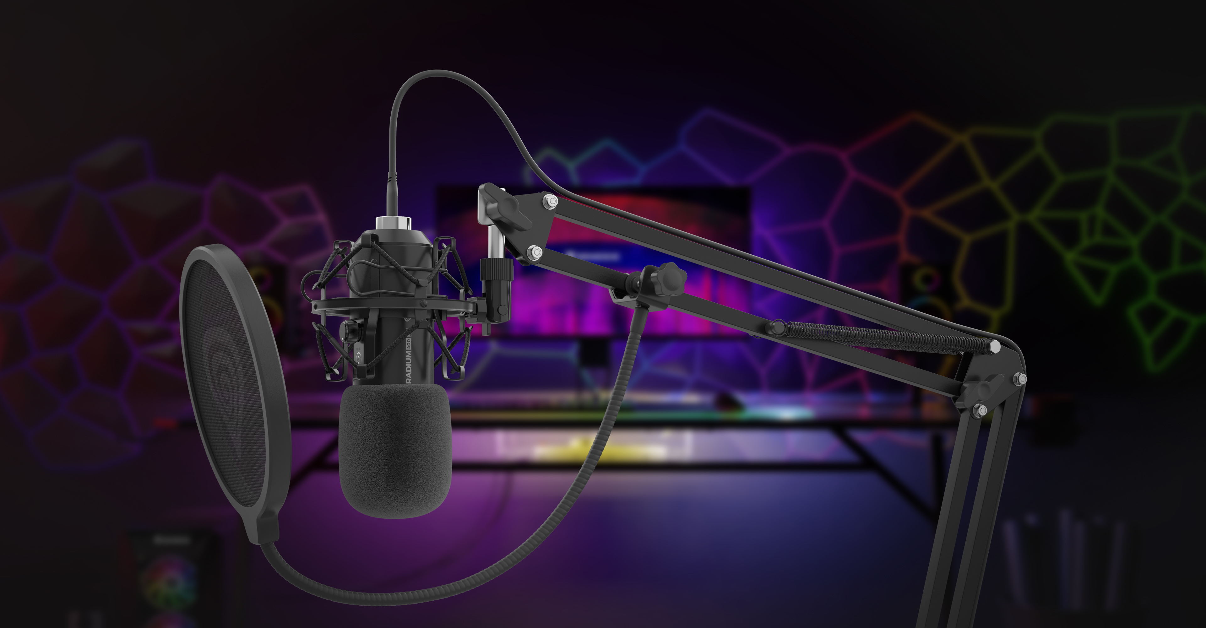 Czarny mikrofon z filtrem pop i stojakiem, na tle rozmytego zestawu do gier.