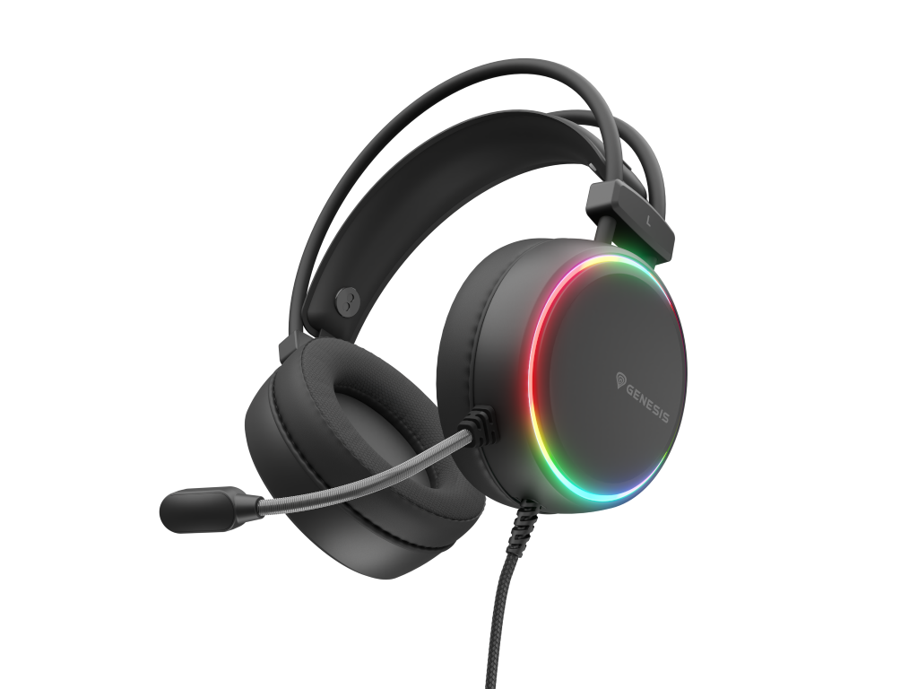 Czarne słuchawki dla graczy ze światłami RGB na jednym nauszniku, mikrofonem. Czarne tło.