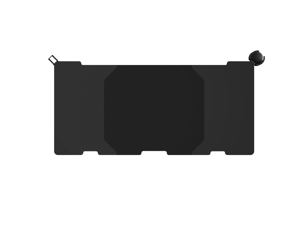 Widok z góry na czarne biurko o teksturowanej powierzchni i zaokrąglonych rogach.