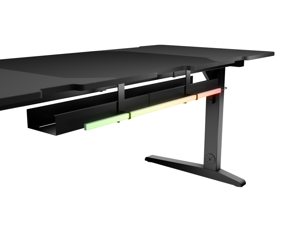 Zbliżenie czarnego biurka gamingowego z listwą LED pod biurkiem. Tło jest czarne.
