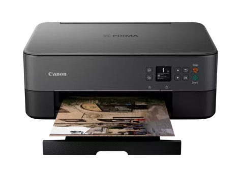 Drukarka Canon Pixma drukująca zdjęcie. Tło jest czarne.