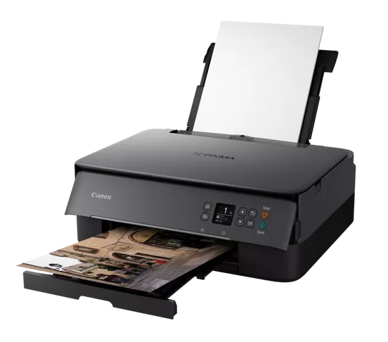Drukarka Canon Pixma drukująca zdjęcie z otwartą pokrywą. Tło jest czarne.