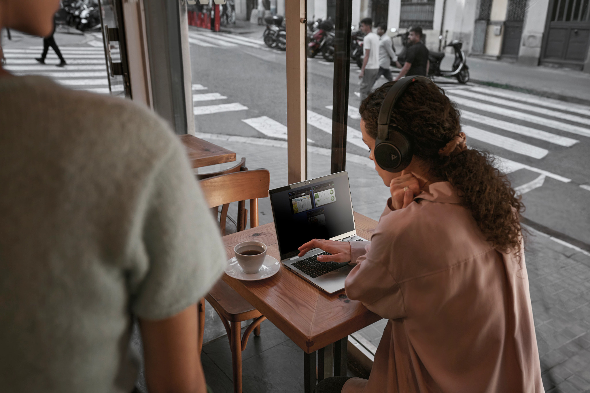 Silberner Laptop, geöffnet und abgewinkelt, zeigt einen Windows-Startbildschirm.