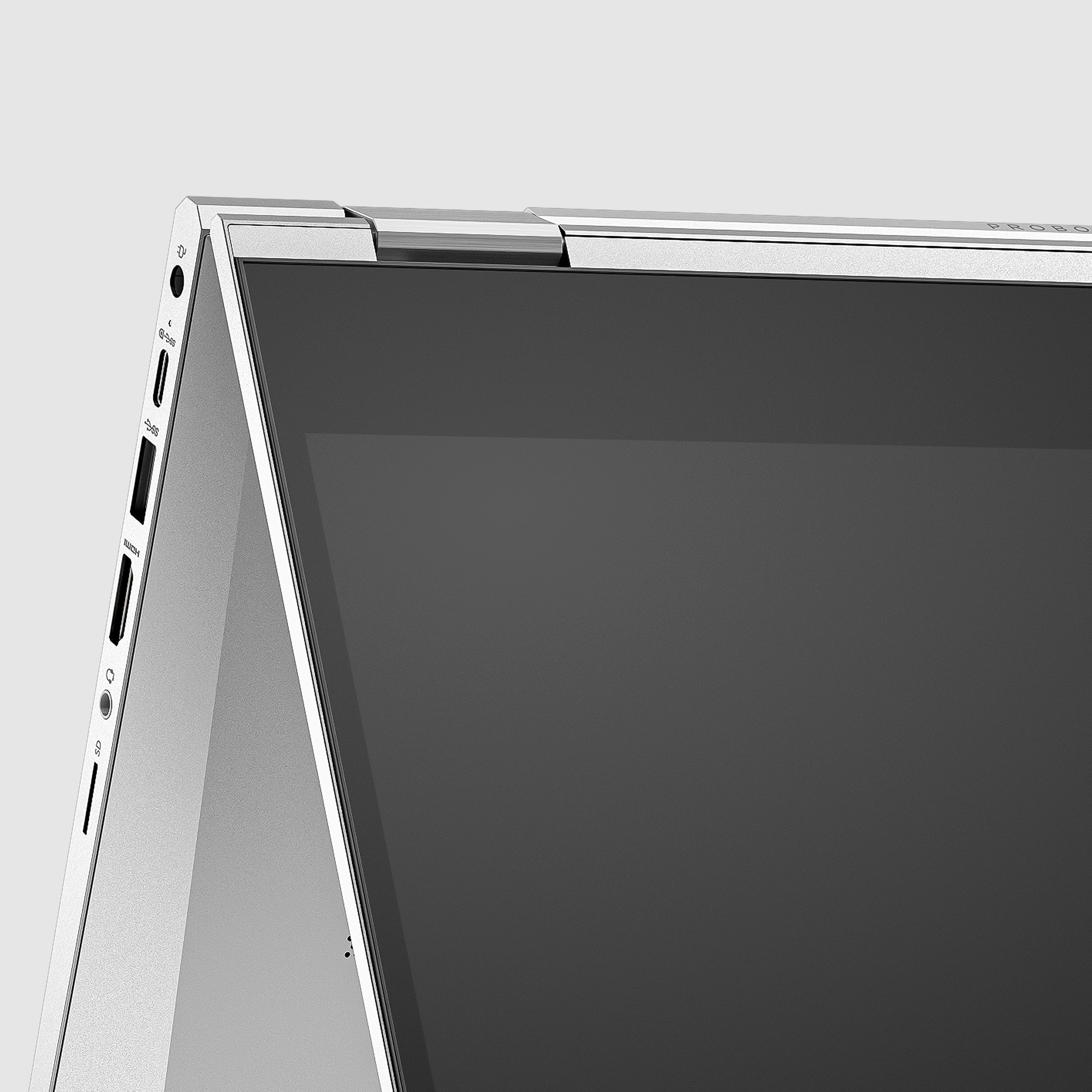Laptop-Ecke mit Anschlüssen.