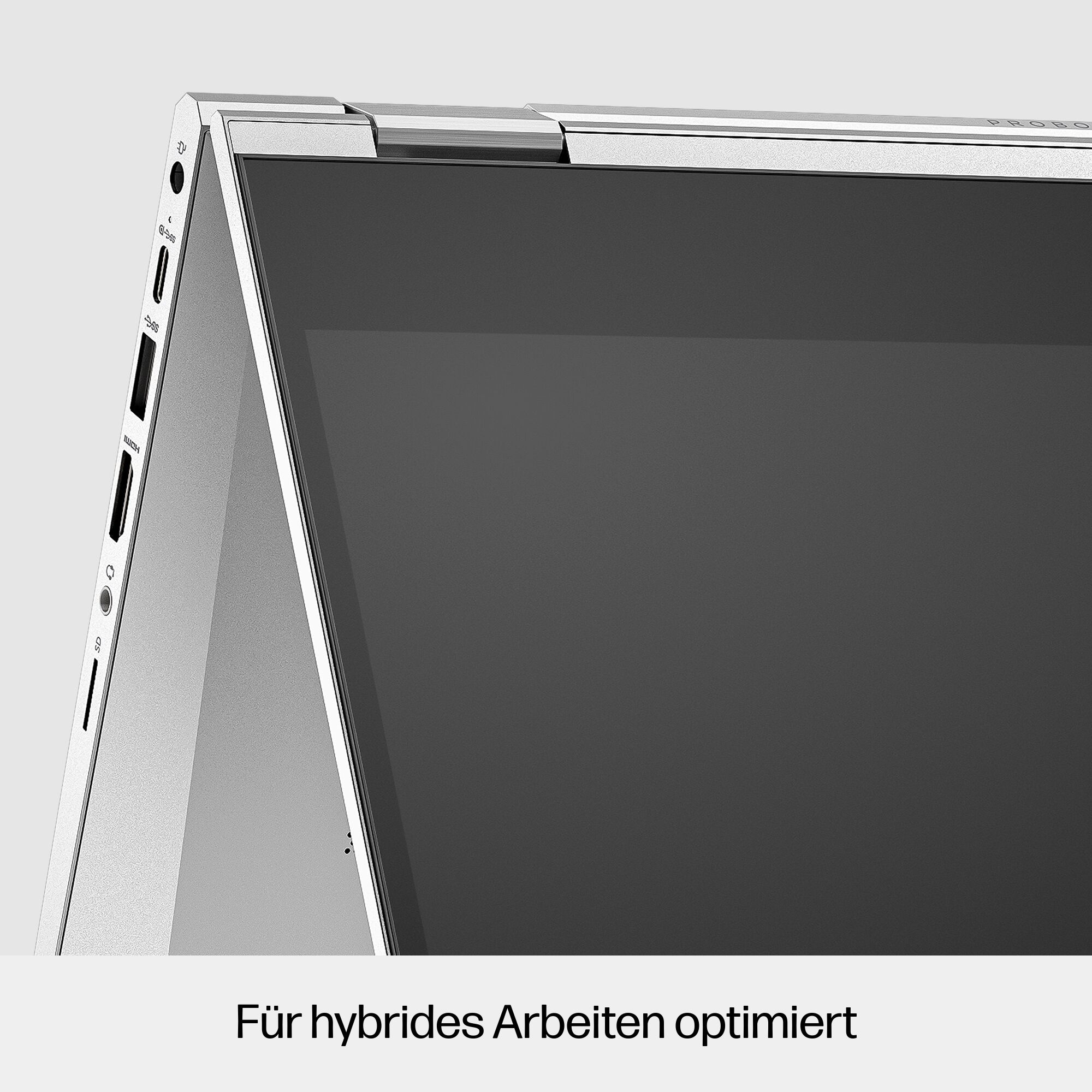 Nahaufnahme eines Laptops mit geöffnetem Bildschirm, Seite mit Anschlüssen.