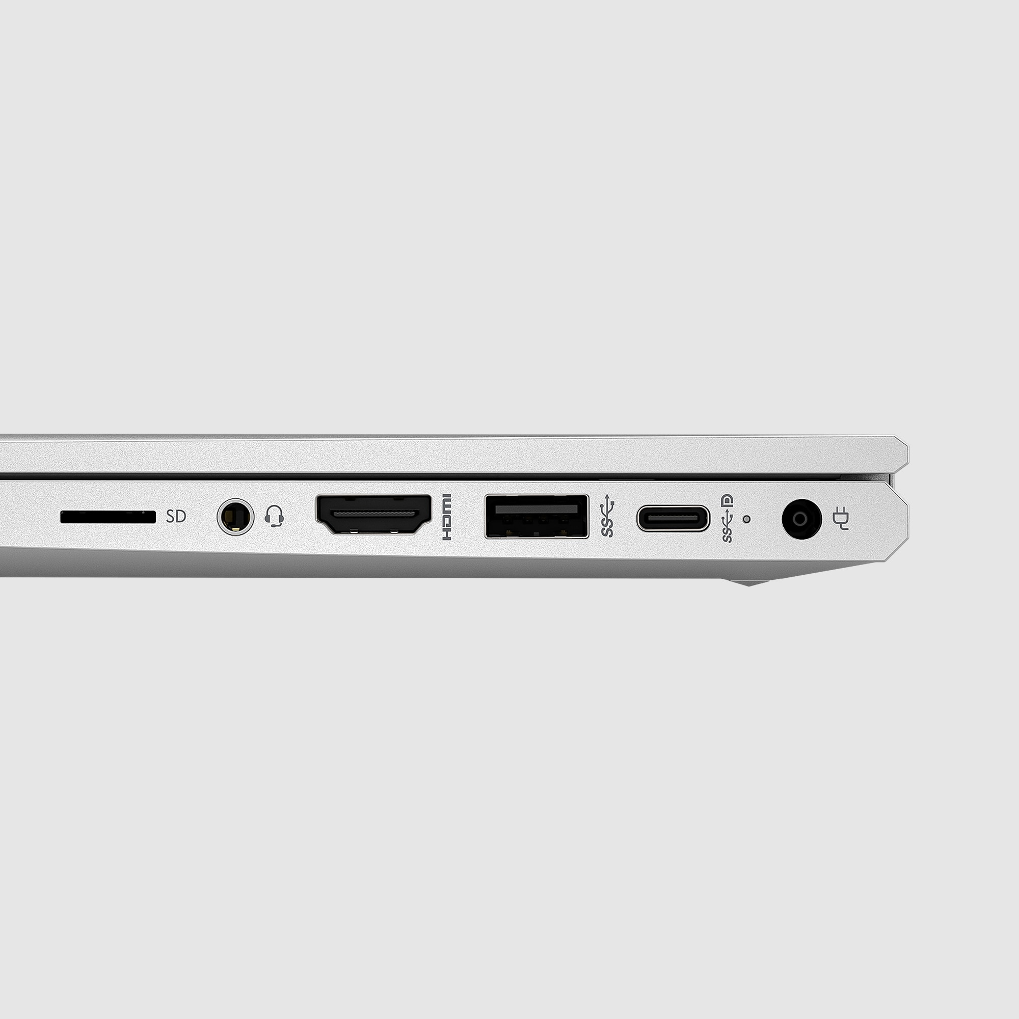 Nahaufnahme der Laptopseite mit Anschlüssen: SD, Audio, HDMI, USB, USB-C und Audioanschluss.