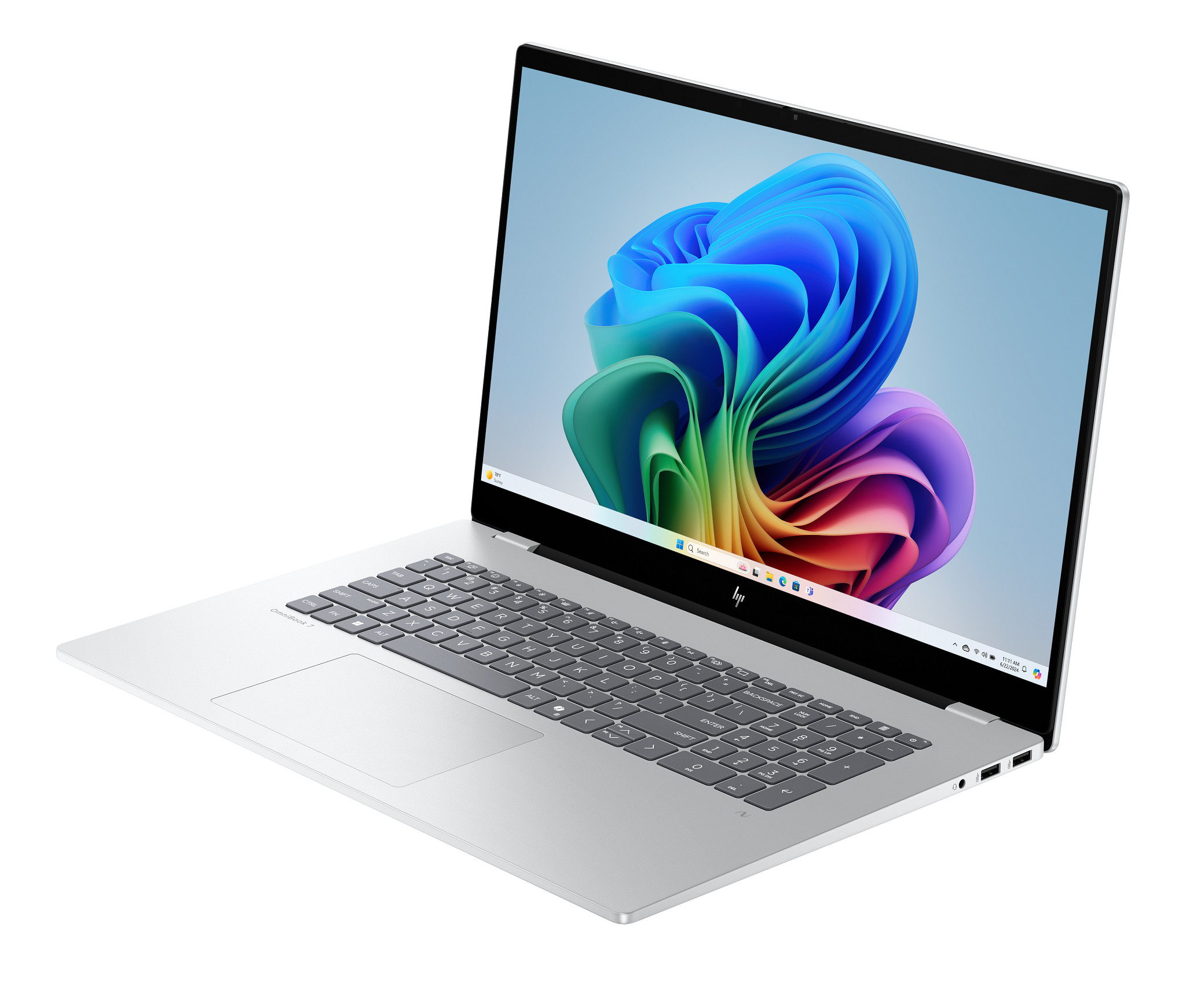 Silberner HP-Laptop, Rückansicht, geöffnet mit abgewinkeltem Deckel. HP-Logo sichtbar.