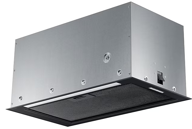 Okap kuchenny, z obudową ze stali nierdzewnej i czarnym filtrem. Ma przełącznik z boku.