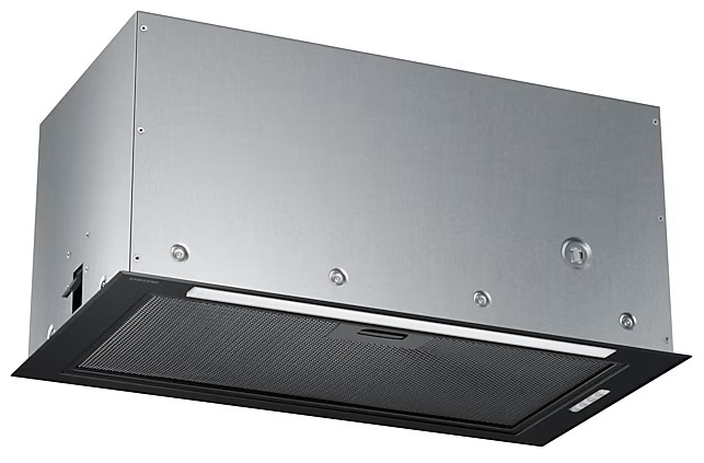 Okap kuchenny z obudową ze stali nierdzewnej, czarnym filtrem i przyciskami sterowania z boku.