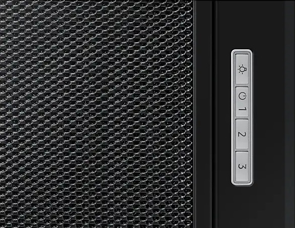 Zbliżenie panelu sterowania okapu. Posiada światła, zasilanie i regulację prędkości wentylatora.