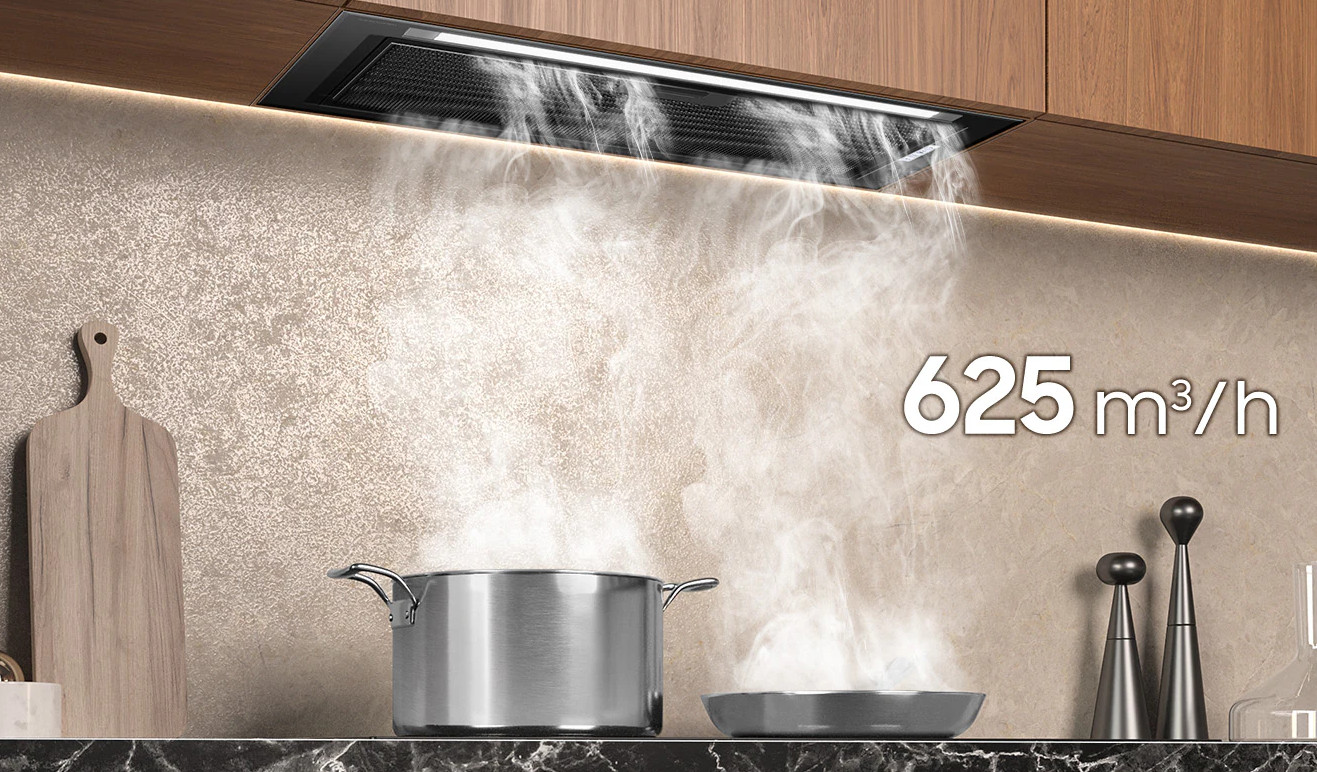 Scena kuchenna z okapem nad garnkiem i patelnią, unoszącą się parą i tekstem 625 m³/h.