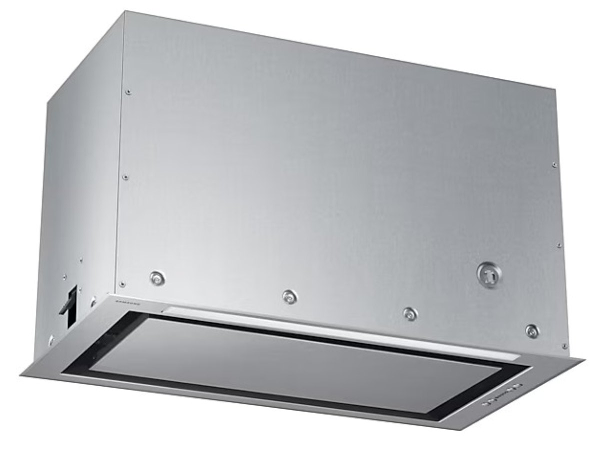 Srebrny okap widziany z lekko pochylonej perspektywy z dołu.