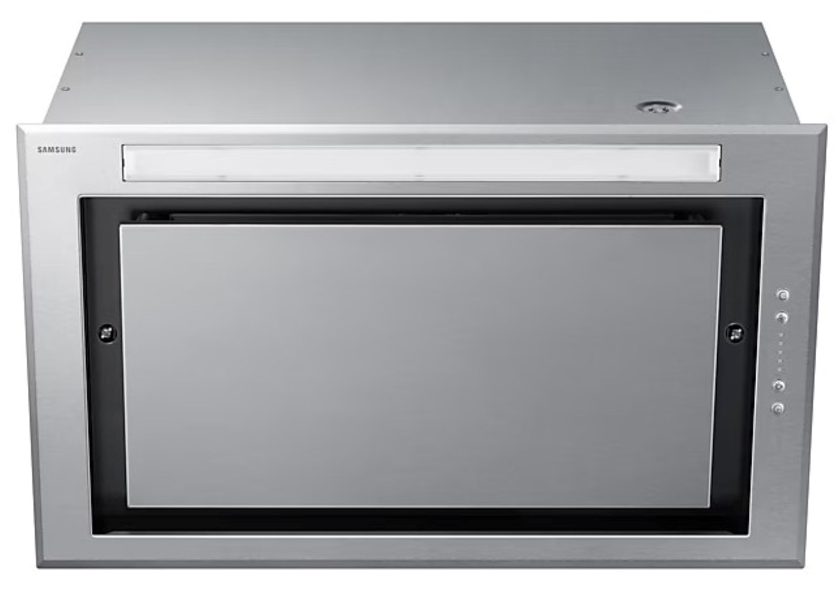 Srebrny okap z centralnym panelem i światłem.