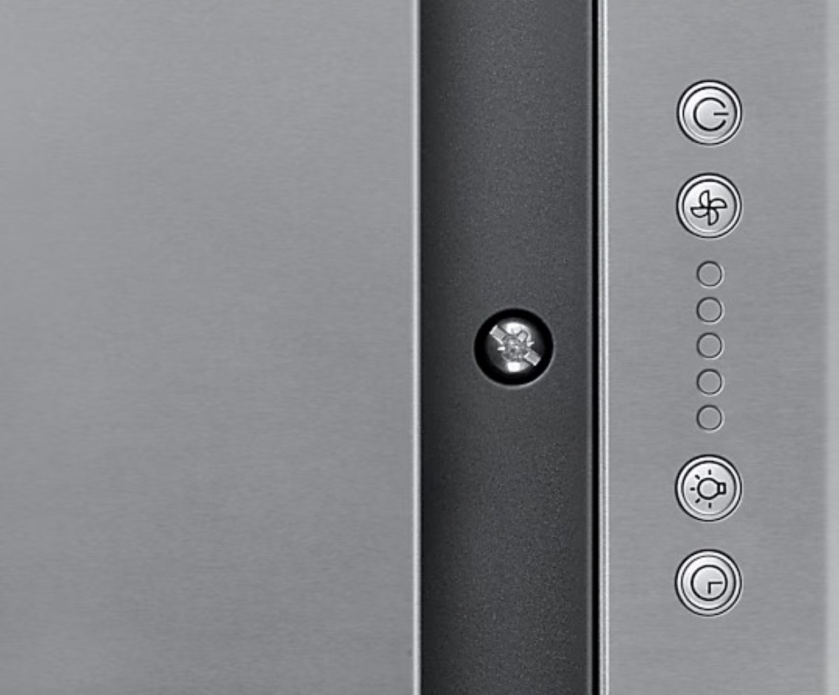 Zbliżenie elementów sterowania okapem: widoczne przyciski zasilania, wentylatora i światła.