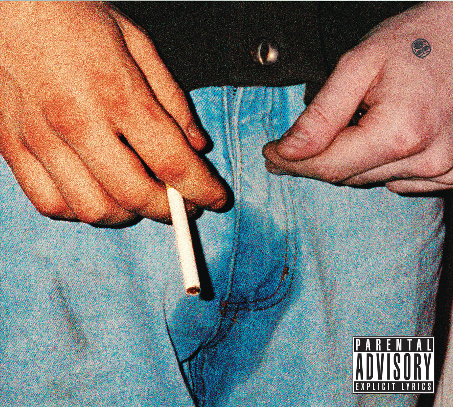 Mains tenant une cigarette sur un jean bleu. Avertissement parental en bas.