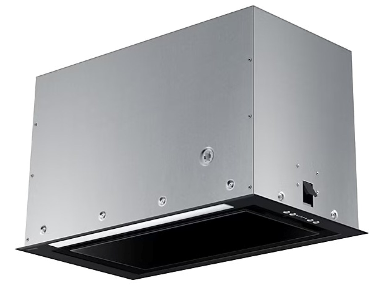 Widok pod kątem czarnego i srebrnego okapu kuchennego.