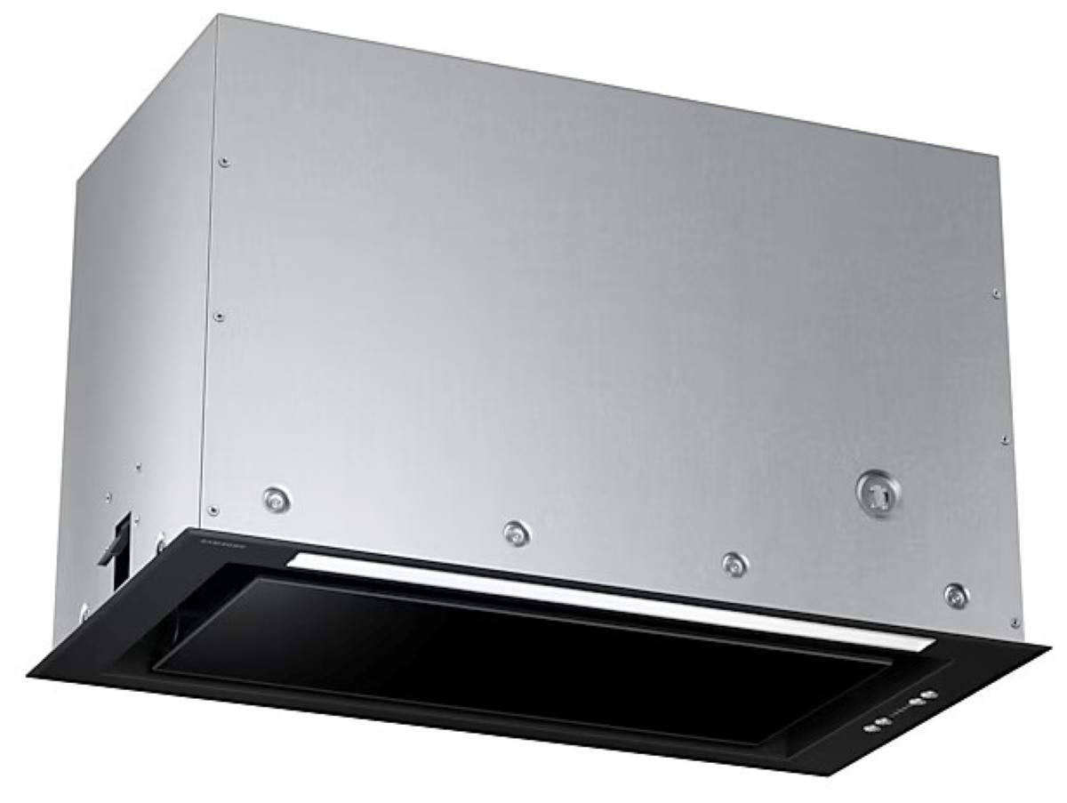 Widok pod kątem czarnego i srebrnego okapu kuchennego.